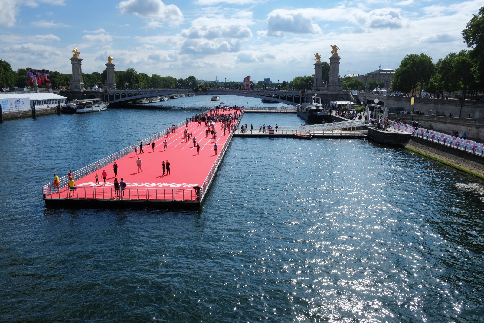 For the Olympic games pitch, a Running track, floating on the Seine Paris